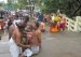 சுற்றுலா பயணிகள் ஆங்காங்கே அவர்களே மசாஜ் செய்யும் காட்சி