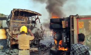 ஆந்திராவில் பேருந்து - லாரி நேருக்கு நேர் மோதி கோர விபத்து: 13 பேர் பலி; 25 பேர் படுகாயம்!