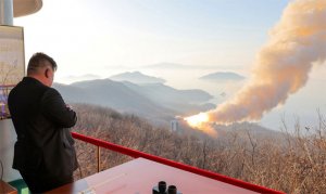 அமெரிக்காவை அதிரவைத்த வடகொரியா: 15,000 கி.மீ தொலைவு பாயும் ஏவுகணை சோதனை வெற்றி!