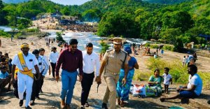 சொரிமுத்து அய்யனார் கோயில் ஆடி அமாவாசை திருவிழா : ஆட்சியர் ஆனந்த் மோகன் ஆய்வு