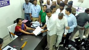 பெரம்பூரில் தமிழக வெற்றிக் கழகத்தின் தலைவர் விஜய் வேட்புமனு தாக்கல்!