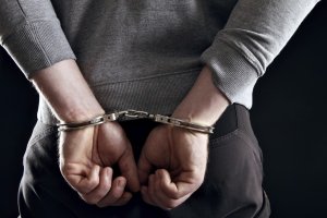 நெல்லையில் பள்ளி மாணவிக்கு பாலியல் தொல்லை : கள்ளக்காதலனுடன் தாய் கைது!