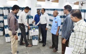 விவிபேட் இயந்திரங்களின் பேப்பர் ரோல்களை அகற்றும் பணி: ஆட்சியர் இரா.சுகுமார் நேரில் ஆய்வு!